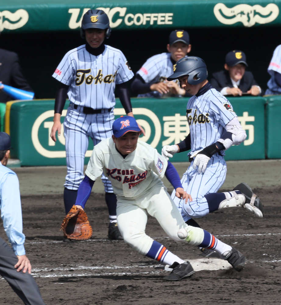 ＜東海大福岡・神戸国際大付＞９回１死一、二塁、橋本の遊ゴロで併殺を狙った二塁手からの送球が乱れ、サヨナラとなる