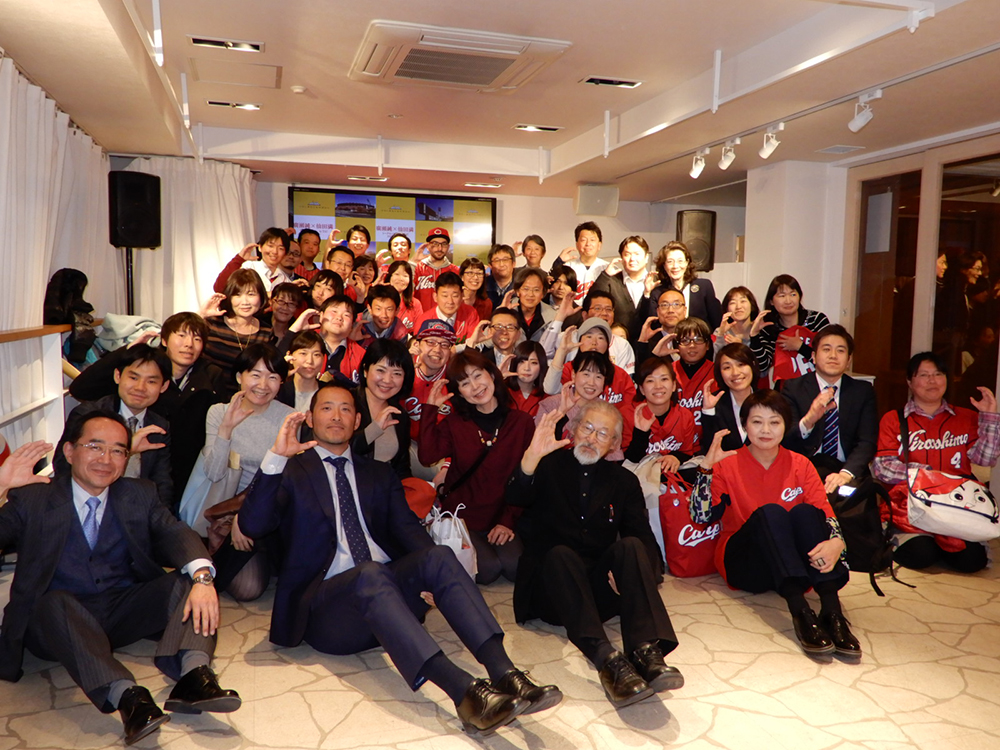 参加者たちと記念撮影に収まる広瀬純氏（中央左）