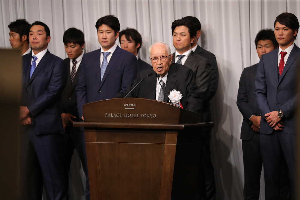燦燦会総会であいさつする渡辺読売新聞社主筆。（後方左から）阿部、菅野、高橋監督、坂本