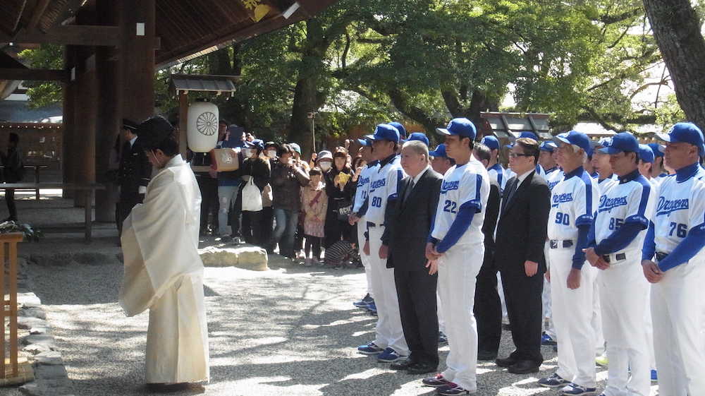 中日ナインは熱田神宮で恒例の必勝祈願を行った