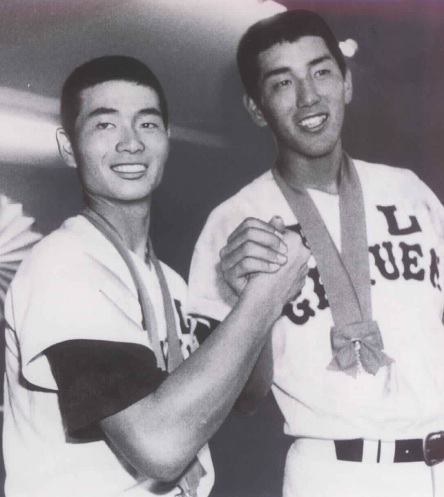 １９８５年に夏の甲子園を制した桑田氏（左）と清原氏