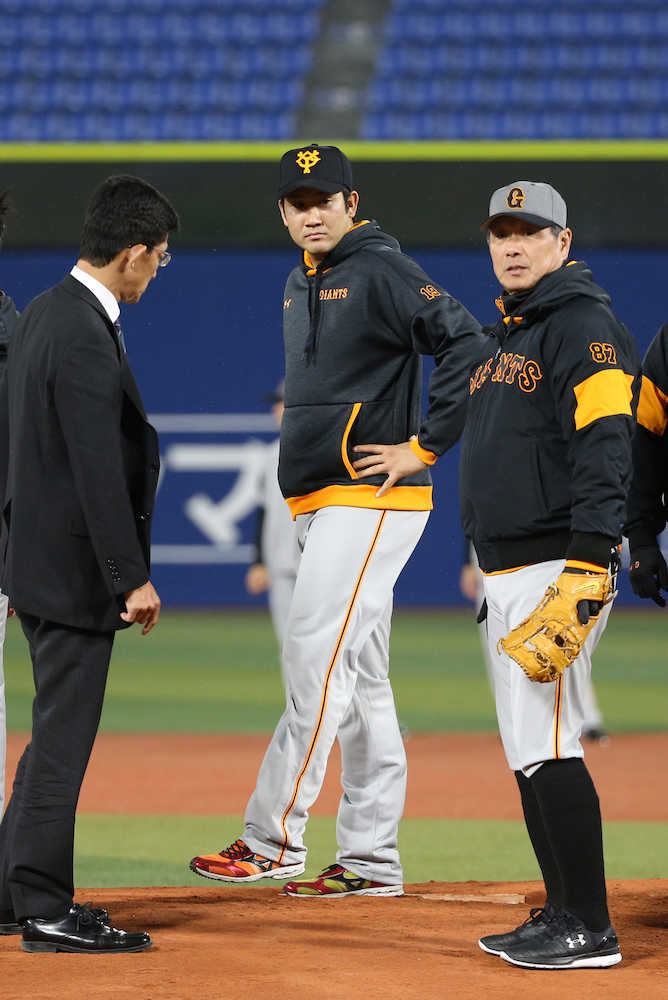 尾花投手コーチ（右）と一緒に横浜スタジアムのマウンドを確認する菅野