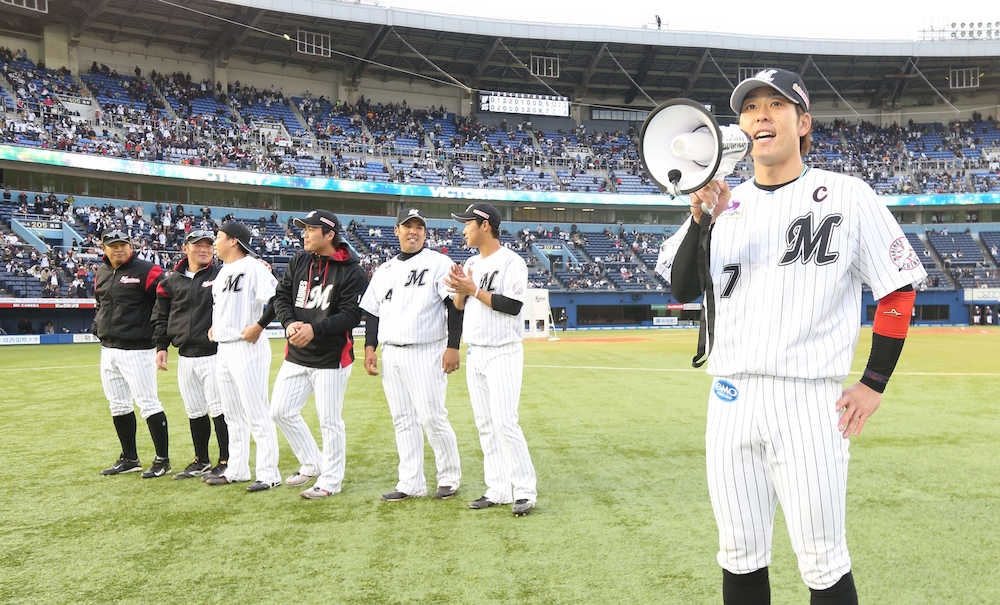 今季初勝利に球場のファンに挨拶するロッテの（左奥から）中村、江村、益田、藤岡、井上、平沢、鈴木