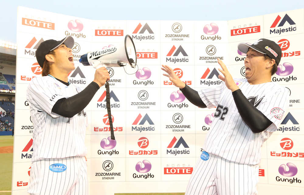 ＜ロ・日＞今季初勝利に鈴木（左）は大喜びで絶叫のヒーローインタビュー！あまりの大声に益田もビックリ