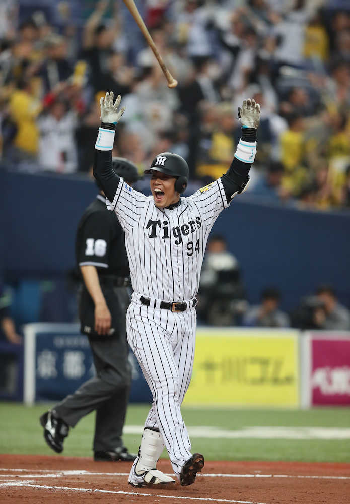 延長１１回無死、阪神・原口は左越えにサヨナラ本塁打を放ち歓喜の表情
