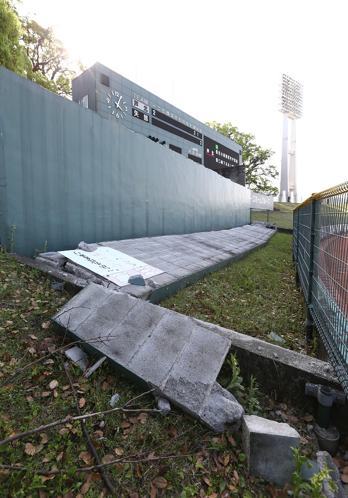 地震直後、外野の壁が崩れた藤崎台県営球場