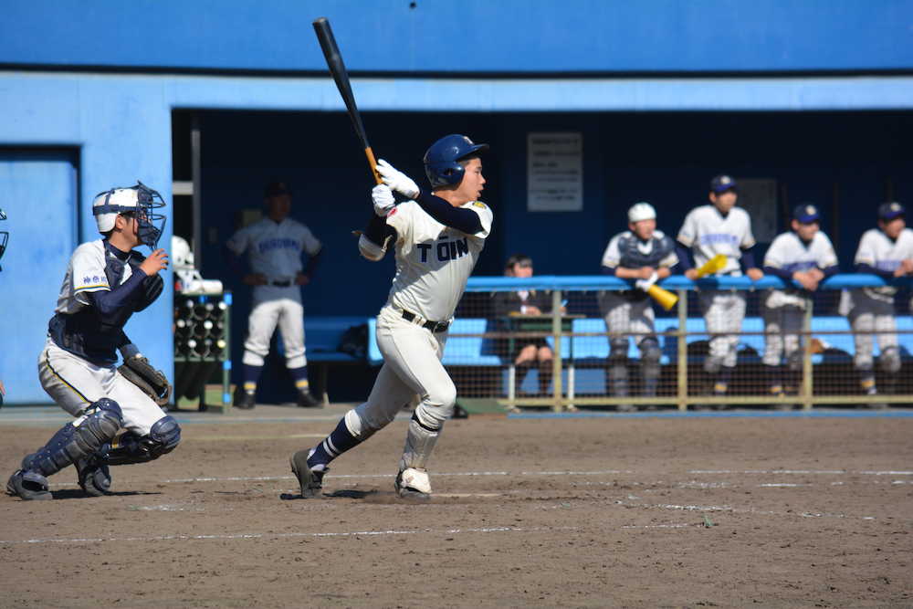 ５回に左中間への適時二塁打を放つ桐蔭学園の柿崎