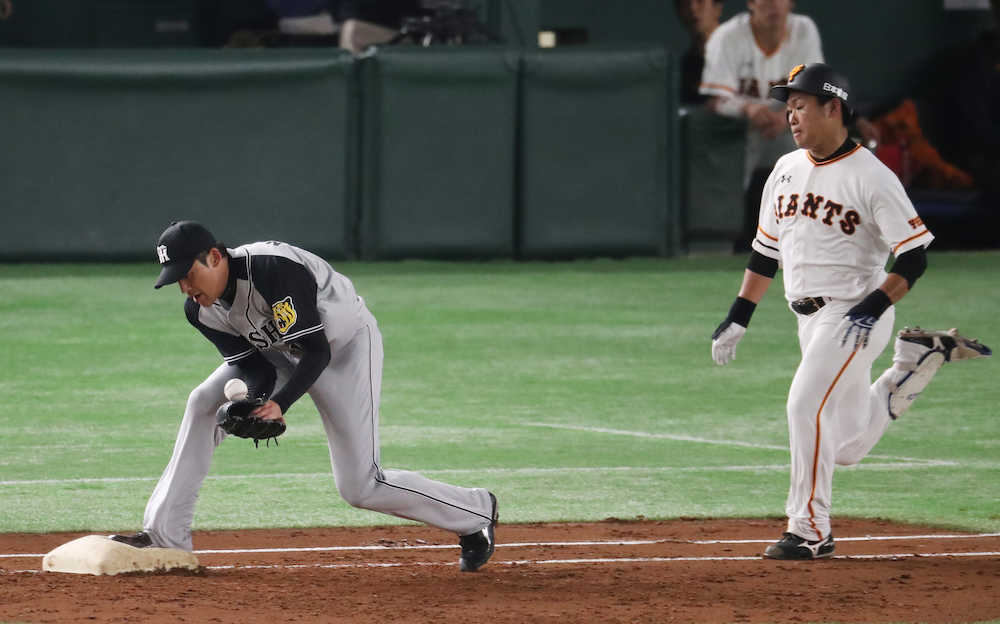 ３回裏無死、巨人・田口（右）の一ゴロで、ベースカバーに入った阪神・能見は捕球できず
