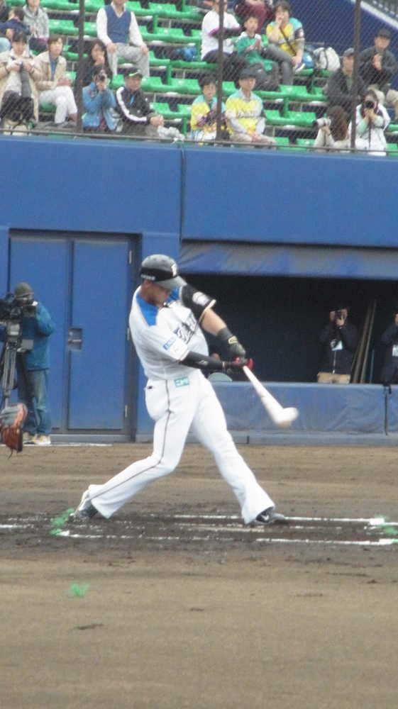 ＜日・Ｄ＞初回、三塁線へ適時二塁打を放つ日本ハムの中田