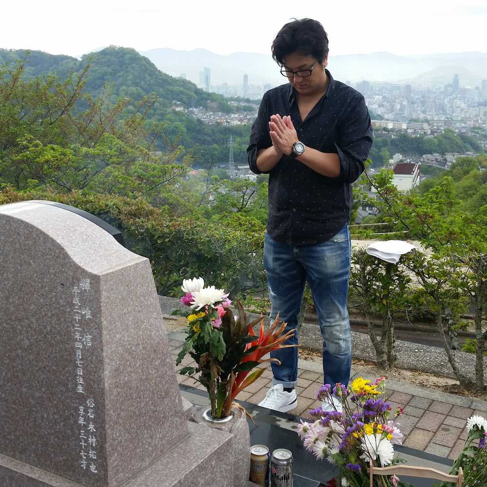 木村拓也さんの墓前で手を合わせる巨人・高橋監督