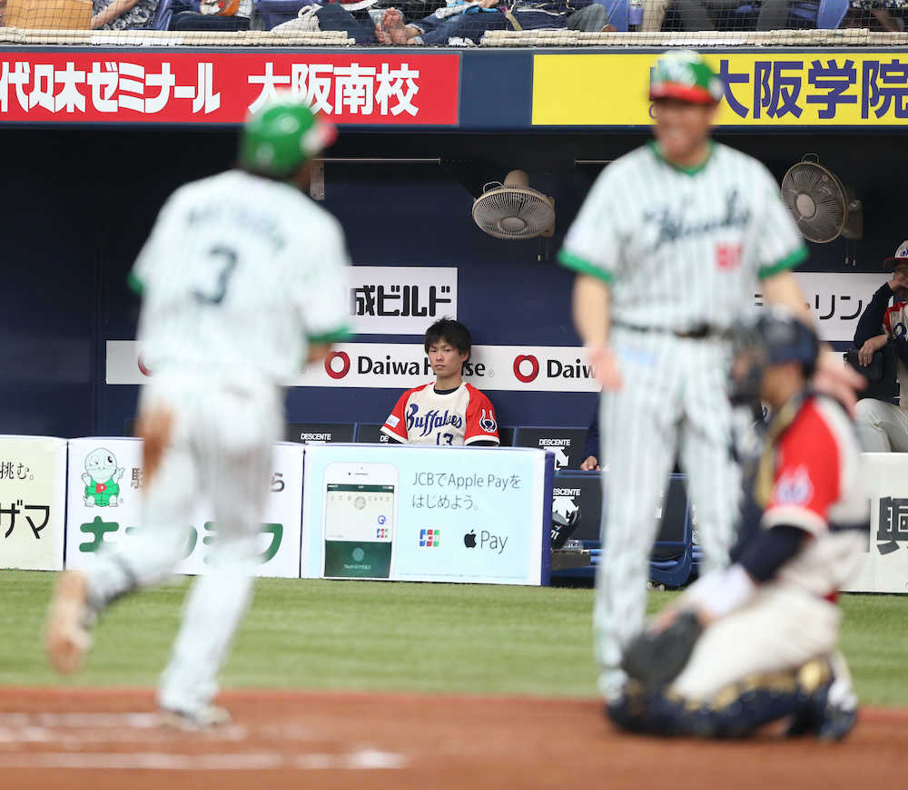 ＜オ・ソ＞７回２死、同点本塁打を放ち生還する松田（左）。オリックスベンチでは、初勝利がお預けとなった山岡がぼう然
