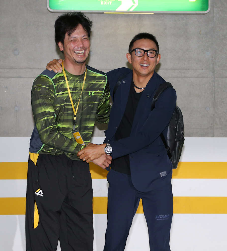 ヤフオクドームを訪れた川崎（右）は球団スタッフの新垣氏と再会し笑顔を見せる
