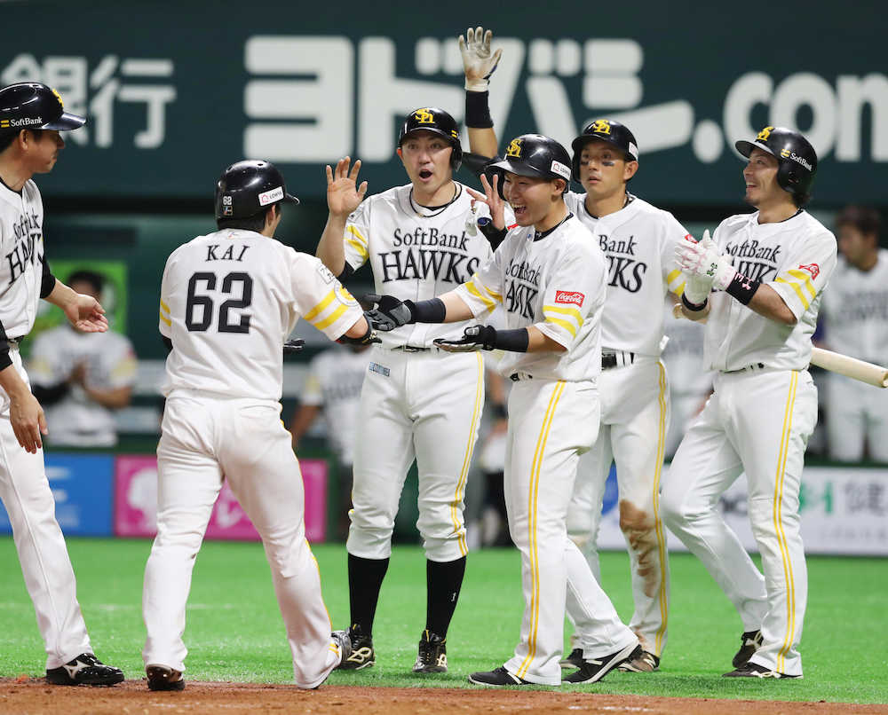 ＜ソ・西＞２回、満塁本塁打を放った甲斐（背番号６２）を驚きの表情で迎える（右から）松田、川崎、中村晃、内川