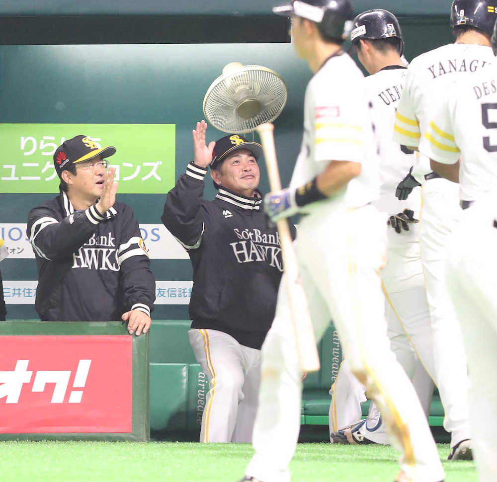 ＜ソ・西＞４回２死、満塁本塁打を放った上林を出迎える（左から）達川コーチ、工藤監督