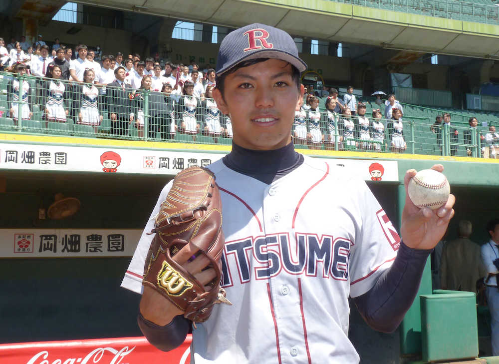 関西学生野球リーグの関大戦で、自身２度目の無安打無得点試合を達成しポーズをとる立命大４年の東克樹投手