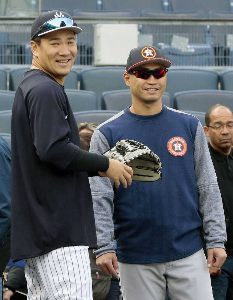 試合前の練習中に談笑するヤンキース・田中（左）とアストロズ・青木