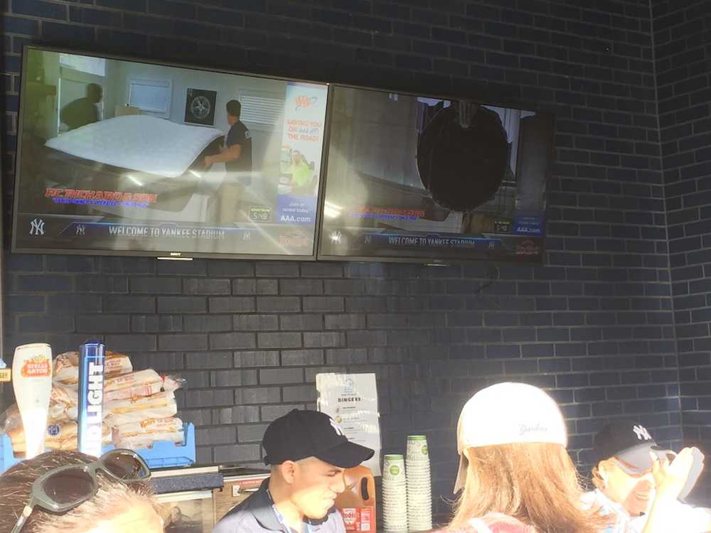 ジャッジの打球が直撃して壊れたヤンキースタジアム飲食店のテレビ（右上）（撮影・渡辺　剛太）