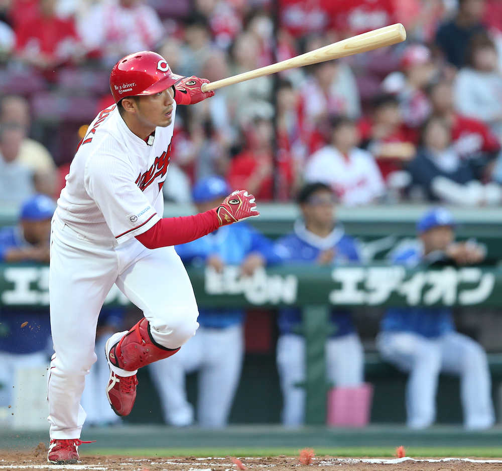 ＜広・Ｄ＞初回１死一、二塁、鈴木は右中間に適時二塁打を放つ