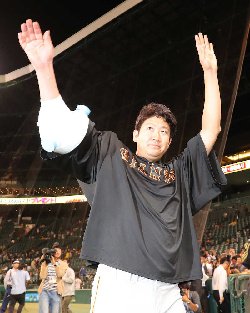 ＜神・巨＞スタンドの巨人ファンに手を振って応える菅野