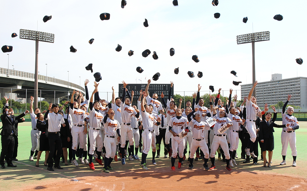 帽子を天に放り上げ、初優勝の喜びを表す和歌山大野球部（５月１７日、大阪・南港中央球場）