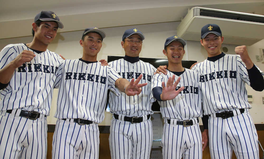 ３５季ぶりの優勝に笑顔を見せる立大の（左から）笠松、熊谷主将、溝口監督、田中誠、中川