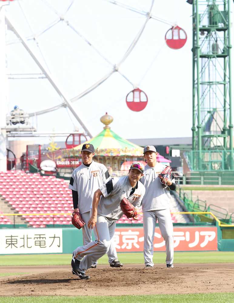 Ｋｏｂｏパーク宮城のマウンドで練習をする（左から）吉川光、菅野、桜井