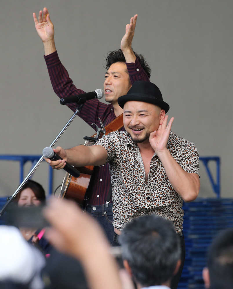 ＜西・広＞試合前、佐賀出身のお笑いコンビ「どぶろっく」の江口直人（右）と森慎太郎（左）がライブ