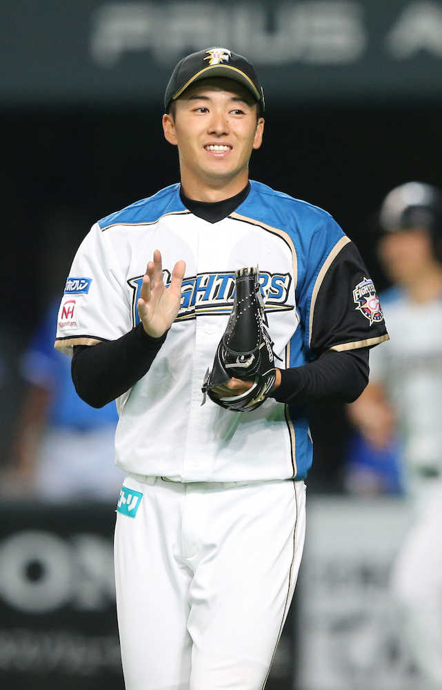 ＜日・Ｄ＞５回２死二塁、本塁のクロスプレーがアウトになり、笑顔の斎藤佑樹