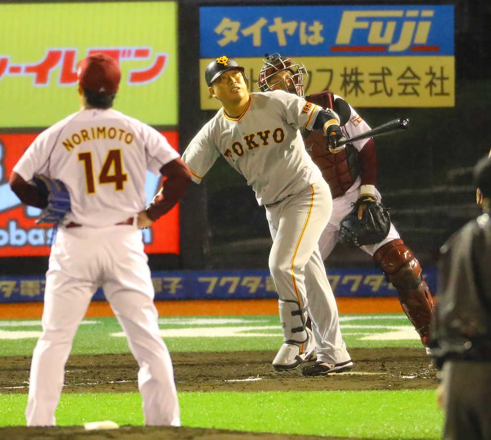 ４回１死一塁、２ランを放つ巨人・村田　