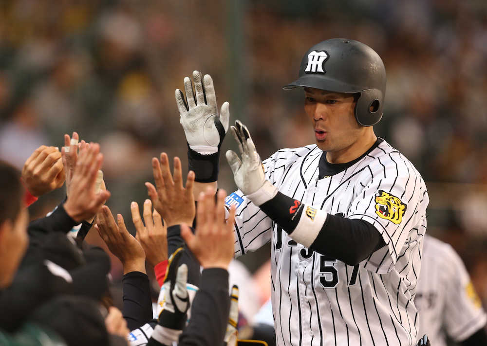４回１死三塁、プロ初本塁打の阪神・岡崎はナインに祝福される
