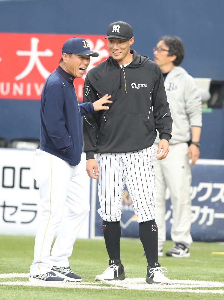 ３月のオープン戦で福良監督（左）にあいさつする阪神・糸井