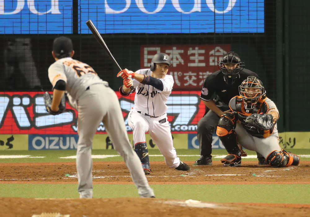 ５回２死一塁、中前打を放つ西武・木村昇
