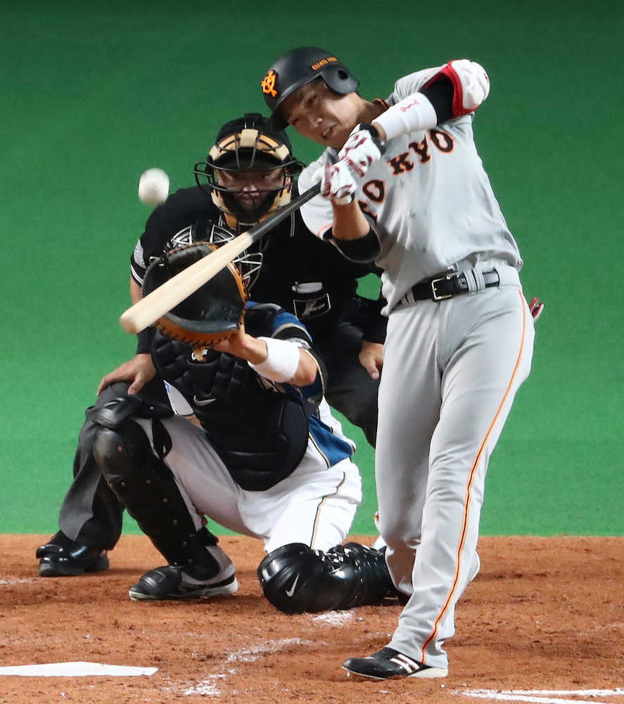 ＜日・巨＞５回２死二塁、坂本勇は中越えに勝ち越しの適時二塁打を放つ
