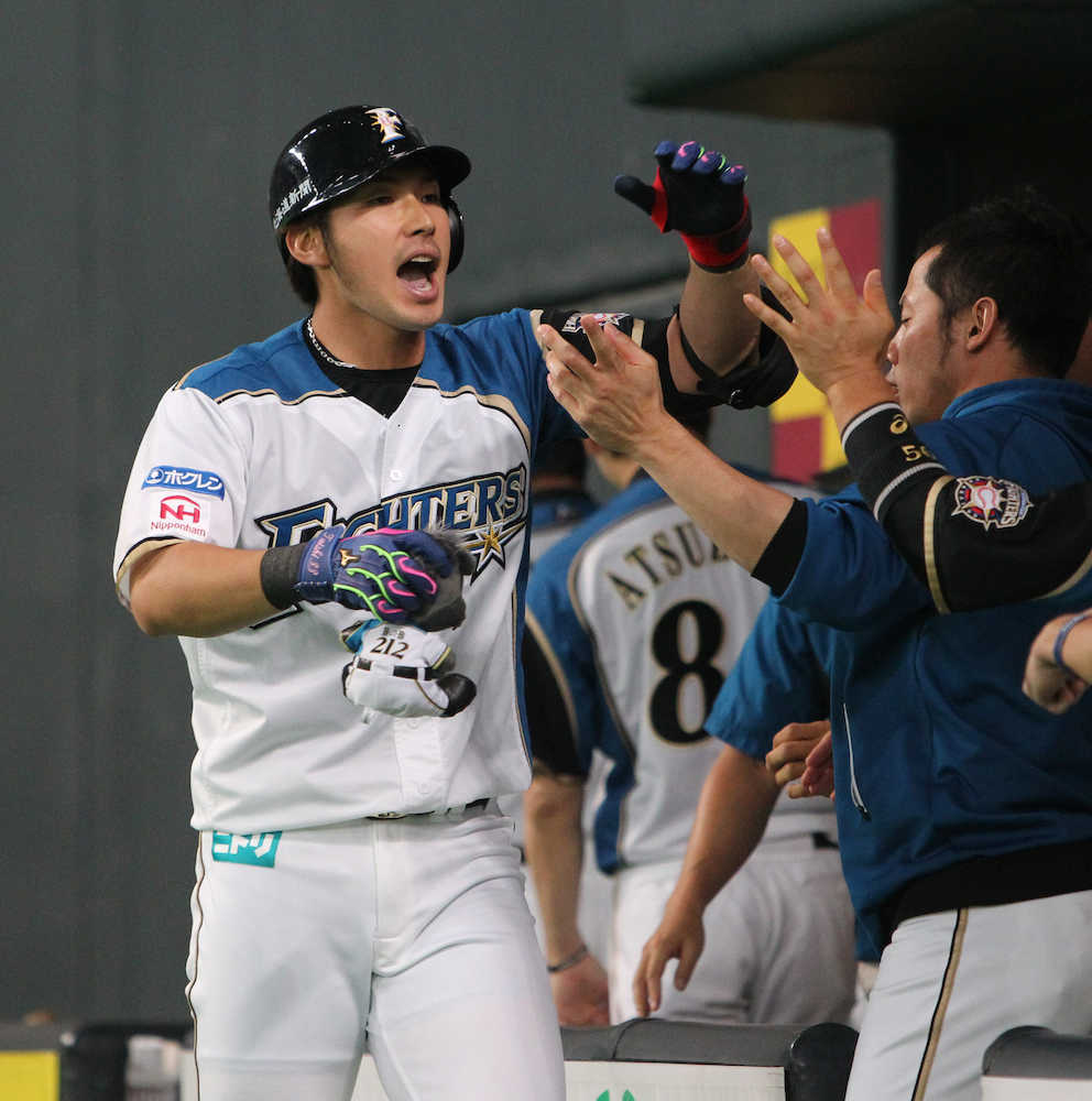 ＜日・巨＞初回、ソロ本塁打を放った大田は雄叫びをあげながら矢野らとハイタッチ
