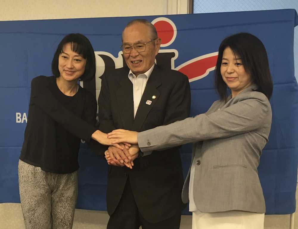 全日本野球協会初の女性理事に選任された広瀬史乃氏（左）と山田博子氏。中央は市野会長