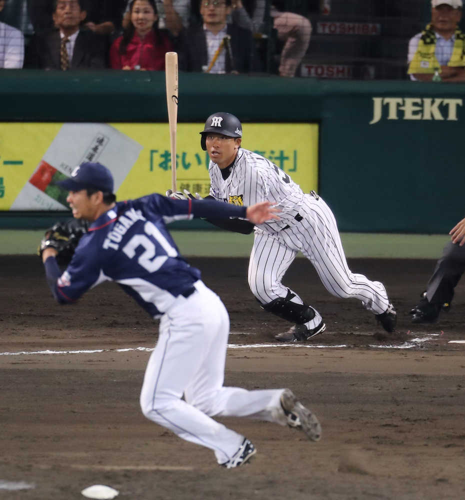 ＜神・西＞６回１死一、二塁、代打・伊藤隼は右前に同点適時打を放つ。投手・十亀