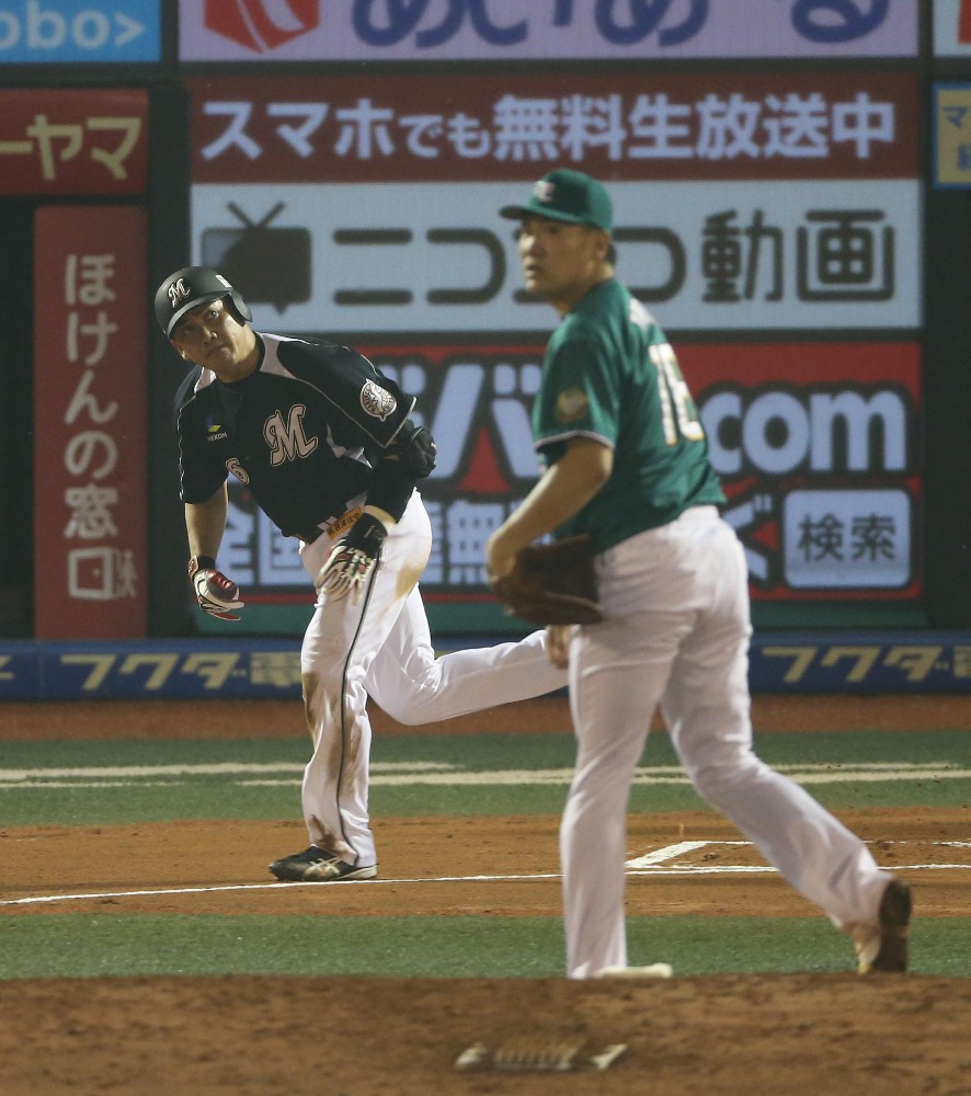 １３年、田中（右）から日米通算２０００安打目となる本塁打を放つ井口