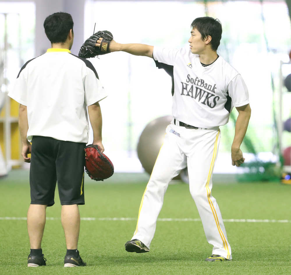 術後初めてキャッチボールを始めた和田