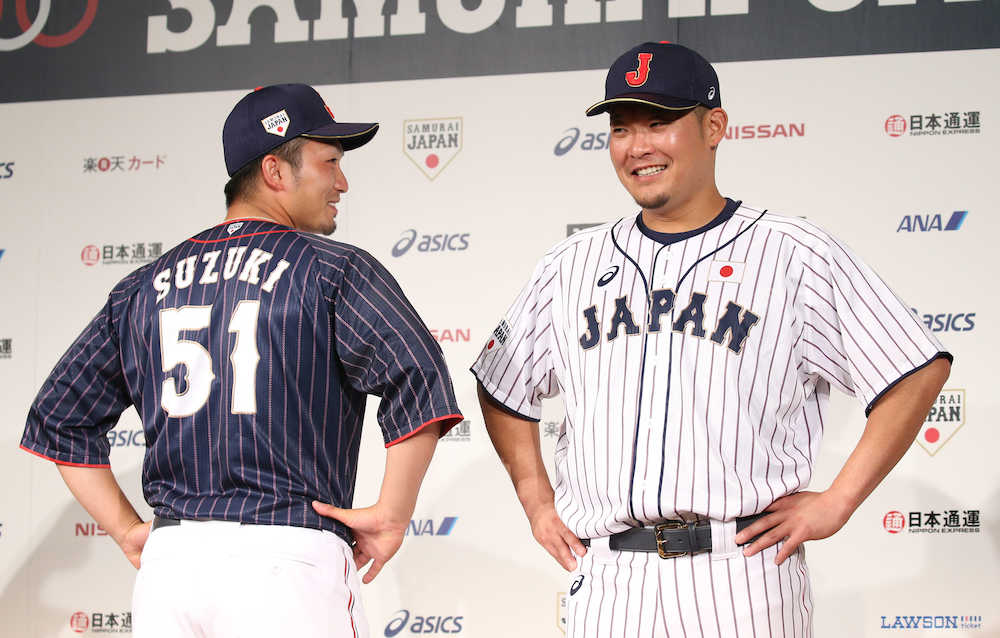 新ユニホームを着用し笑顔を見せる広島・鈴木（左）とＤｅＮＡ・筒香