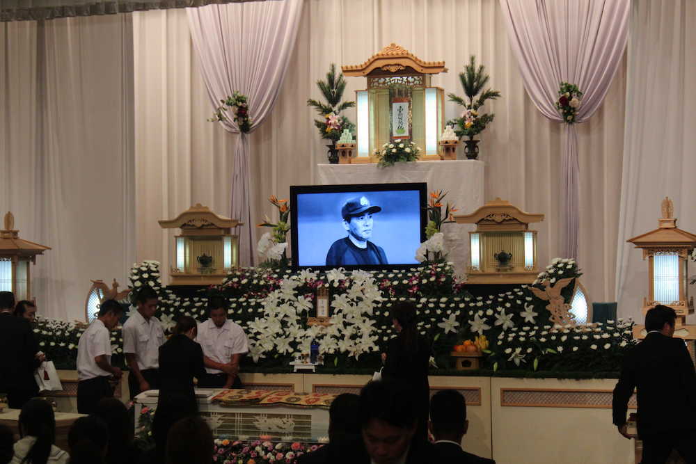 約３００人が参列した永射氏の葬儀・告別式