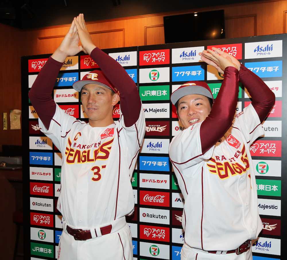 「オールスターのＡとＳで」のリクエストにポーズをとる嶋（左）と松井裕