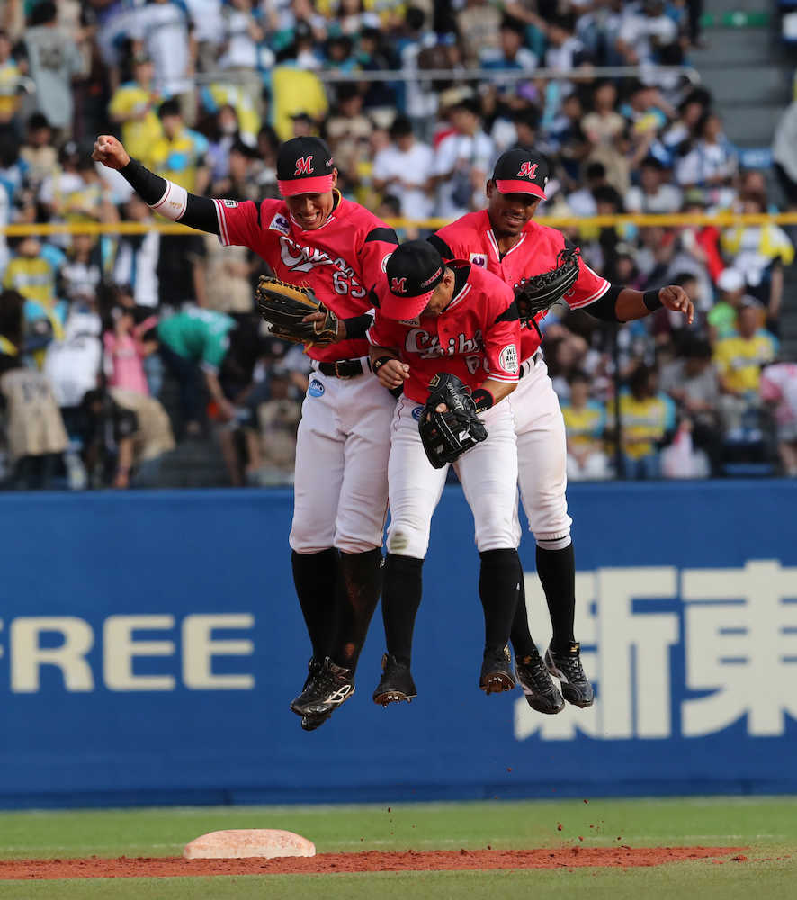 ＜ロ・日＞勝利をヒップアタックで喜ぶ（左から）加藤、岡田、サントス