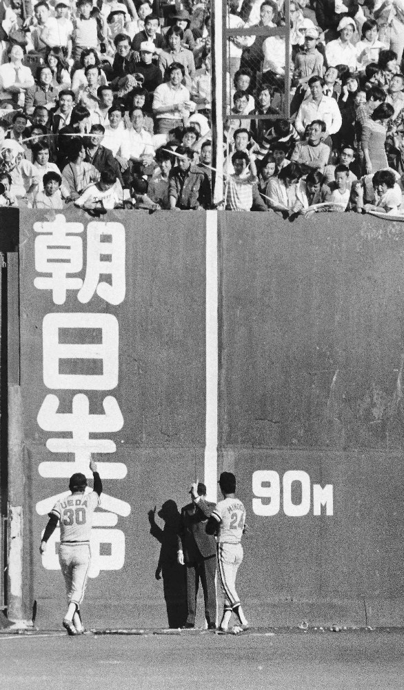 ７８年日本シリーズ第７戦、ヤクルト・大杉の左翼ポール際の打球が本塁打と判定され、猛抗議する上田監督（左）