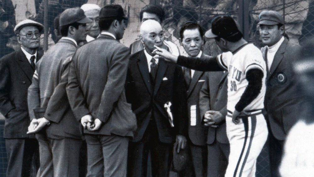 ７８年日本シリーズ第７戦、ヤクルト・大杉の本塁打をめぐりベンチ前でも猛抗議する上田監督