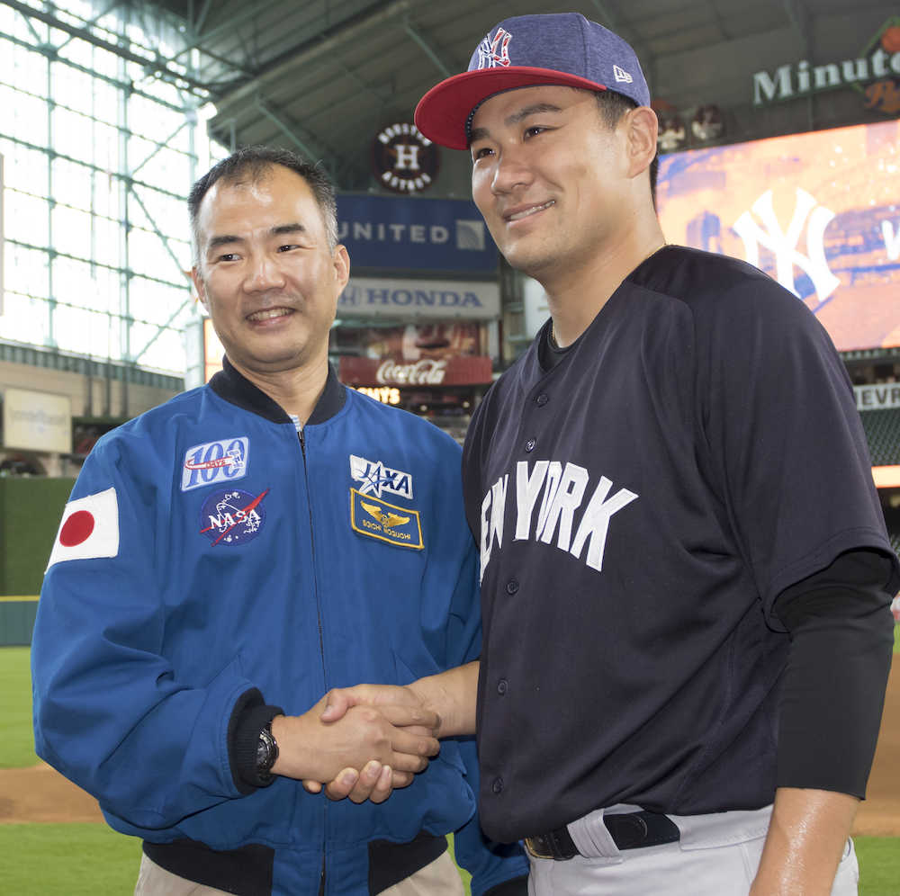 試合前、宇宙飛行士・野口聡一氏（左）の訪問を受け、記念写真に収まるヤンキース田中