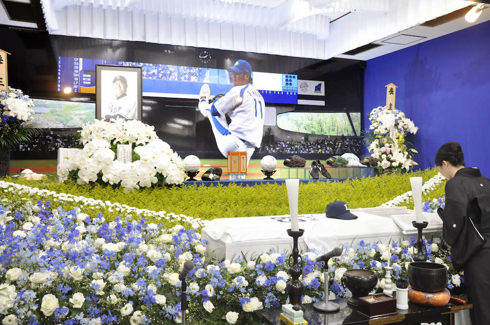プロ野球西武の元投手コーチ、森慎二氏の遺影が飾られた祭壇（球団提供）