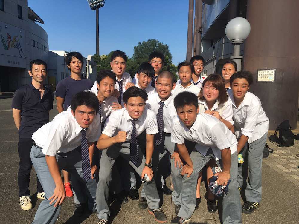＜東東京　都国際・東海大高輪台＞大敗したが、高校野球を満喫して笑顔のエース手島（最前列左から２人目）ら都国際ナイン