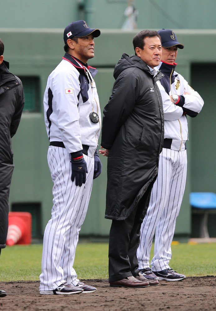 侍ジャパンの合宿で談笑する（左から）稲葉氏、原氏、小久保監督