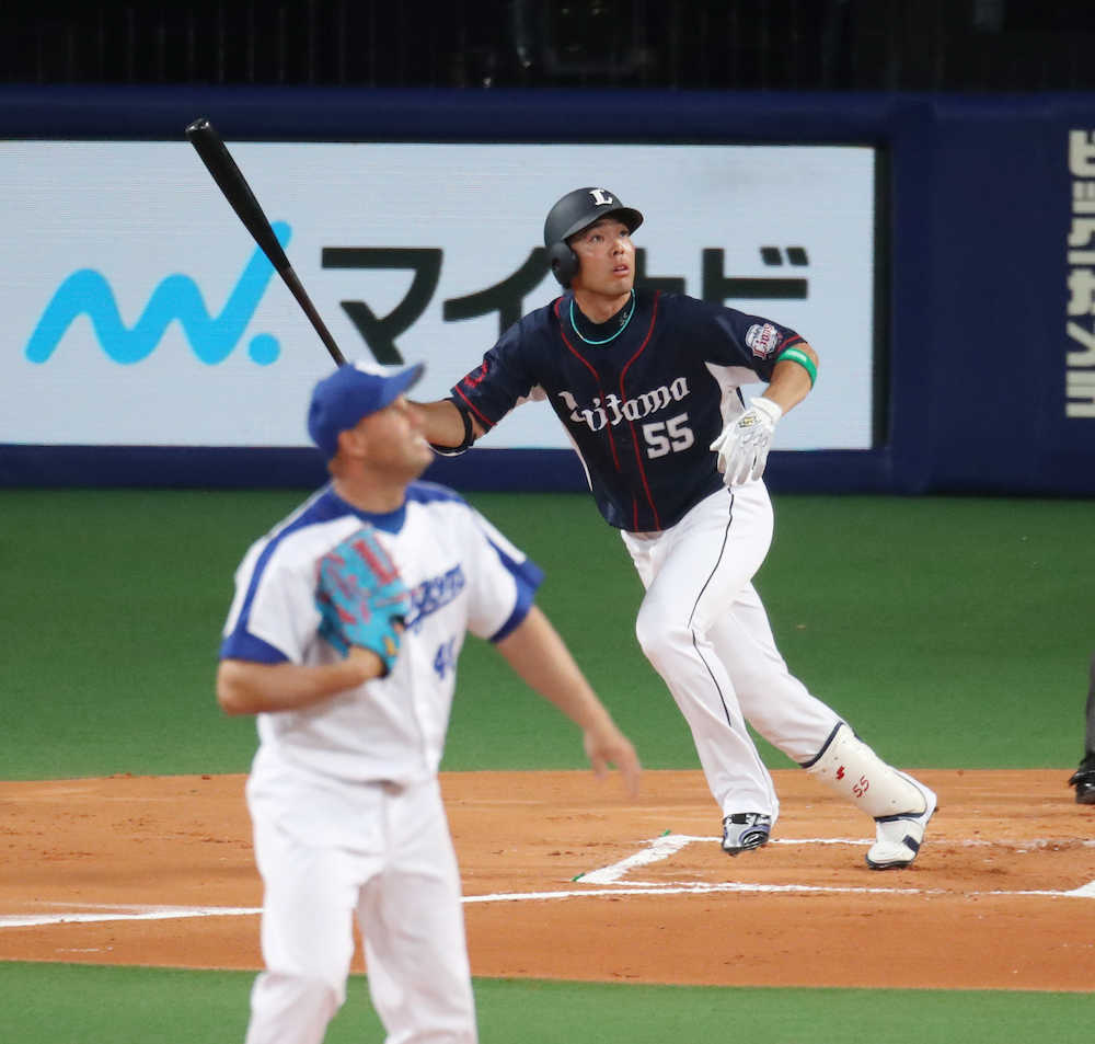 ＜全セ・全パ＞１回、秋山は左越えに先頭打者本塁打を放つ（投手・バルデス）