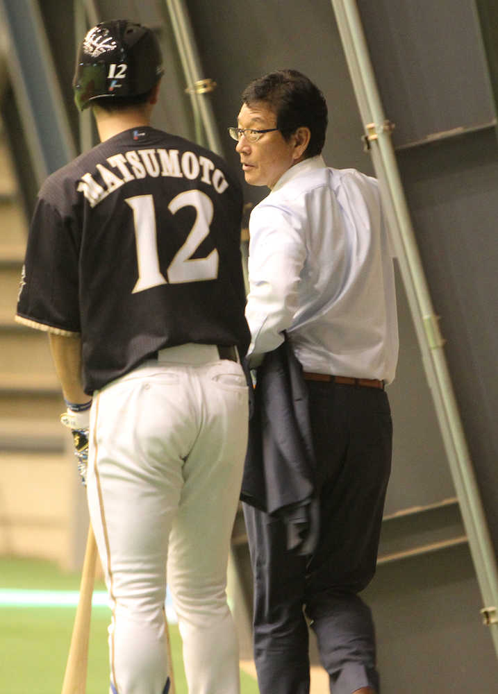 練習中、松本（左）と話す栗山監督